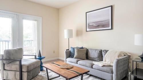 Landing Incredible 2BD Clubhouse Pool