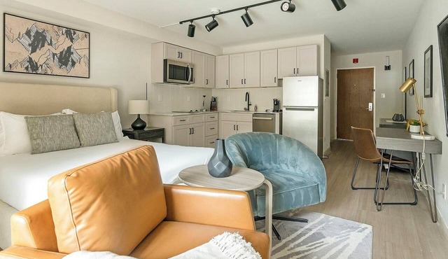 Landing | Incredible Studio, Pool, Gym