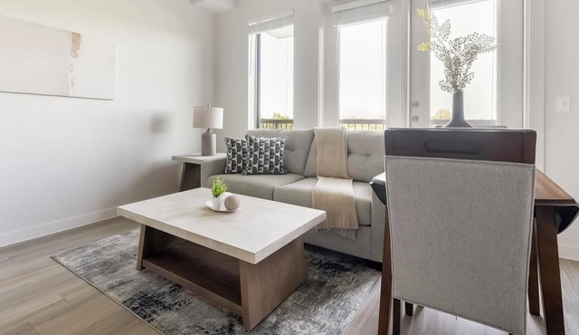 Landing | Modern 1BD, Pool, Gym
