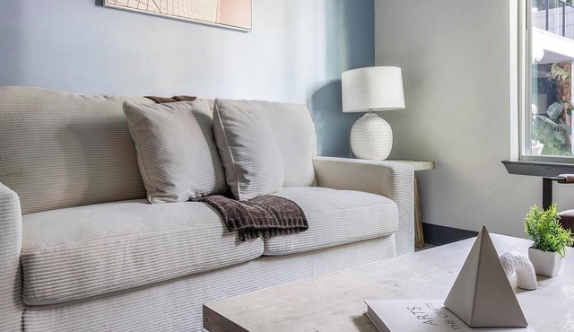 Landing | Modern 1BD, Pool, Gym