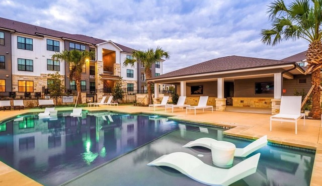 Landing | Modern 1BD, Gym, Pool
