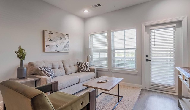 Landing | Modern 2BD, Pool