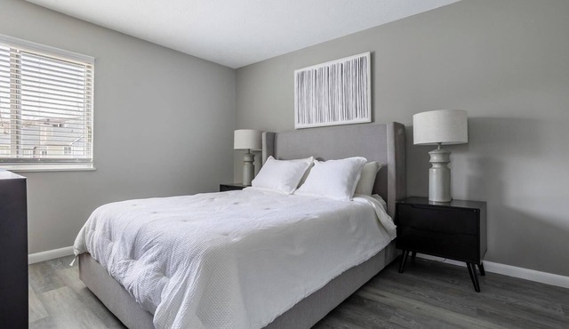 Landing | Modern 2BD, Tennis Court, Gym