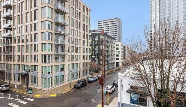 Landing | Modern Studio, Gym, Courtyard
