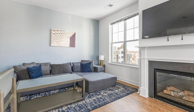 Landing | Spectacular 2BD, Gym, Pool