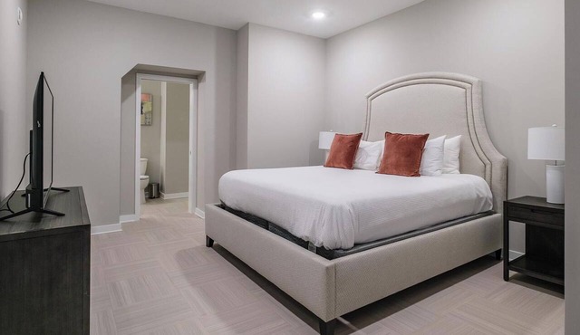 Landing | Spectacular 2BD in Fountain Heights