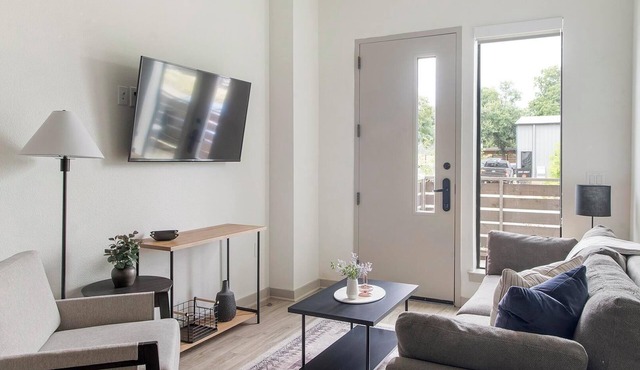 Landing | Stunning 1BD, Courtyard, Gym