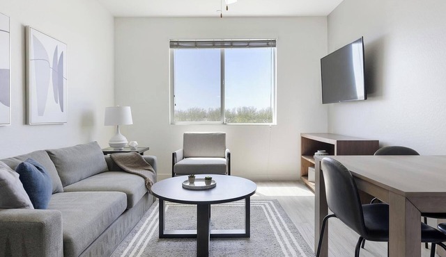 Landing | Stunning 2BD, Gym, Pool