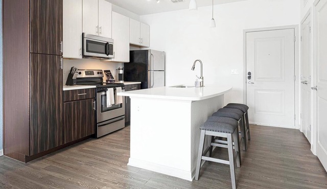 Landing | Stunning 2BD, Gym, Clubhouse