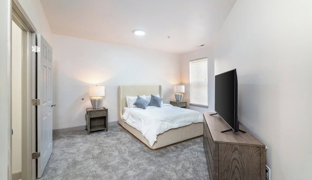 Landing | Stunning 2BD, Gym, Clubhouse