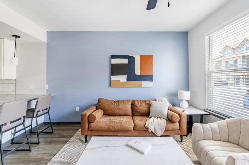 Landing Stunning 3BD Pool Game Room
