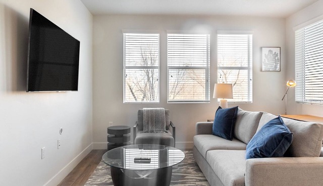 Landing | Stunning Studio, Courtyard, Pool
