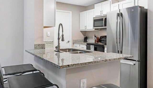 Landing | Stunning 2BD, Gym, Clubhouse