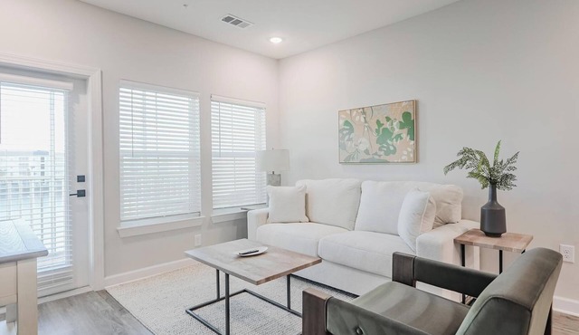 Landing | Stylish 2BD, Pool