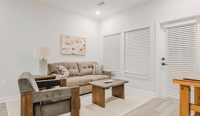 Landing | Stylish 2BD, Pool