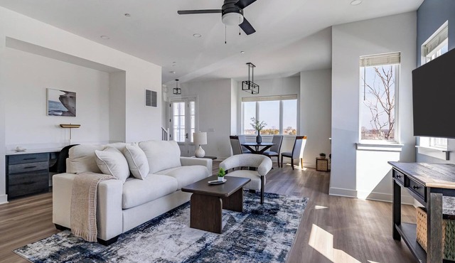Landing | Stylish 3BD in Lee's Summit