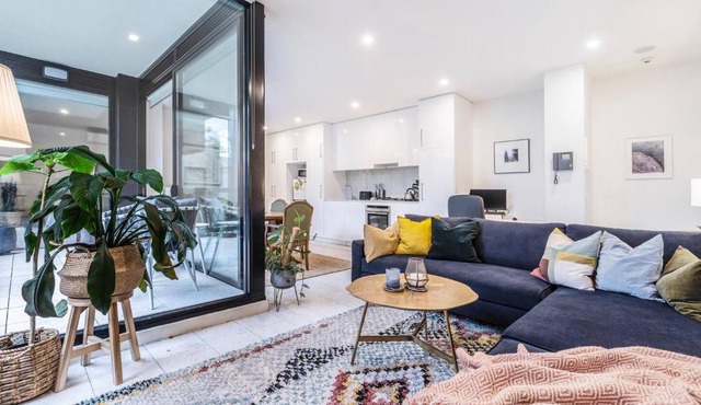 Laneway Leisure - Leafy Delight in the Heart of Fitzroy