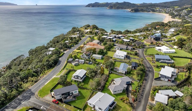 Langs Beach Coastal Getaway - Walk to Beach