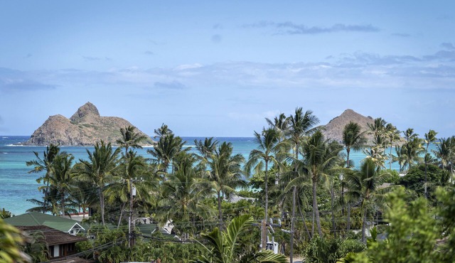 Lanikai Hillside Cozy Cottage with Spectacular Ocean View with Mokulua Islands.