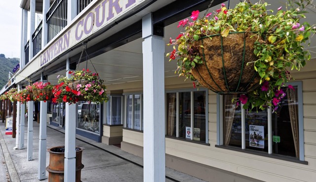 Lantern Court Motel