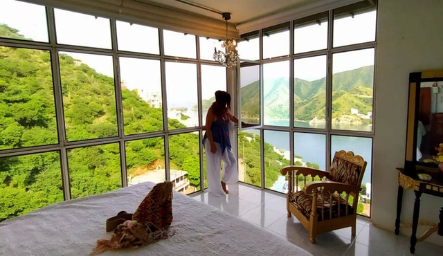 LARCOMAR LOFT is a glass house, industrial style built in the mountains