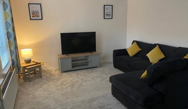 Large 1 bed flat with parking, central Broughty Ferry