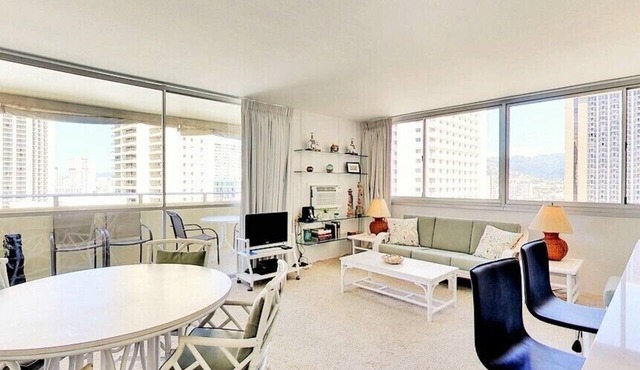 Large 1BR/1BA with SPACIOUS Lanai! Right by Waikiki Beach!