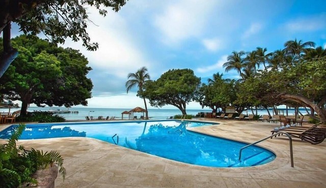 Large 1BR Unit with Kitchenette & Balcony w/Caribbean Sea Views! Pools & Spa!