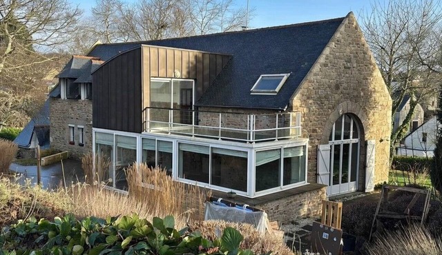 Large 240 m² family home + heated pool (May/Sept) 5 min from beaches.