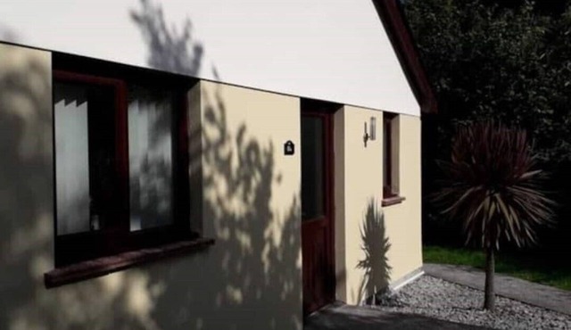 Large 3 bed bungalow set in Woodland grounds near Tamar lakes and local beaches