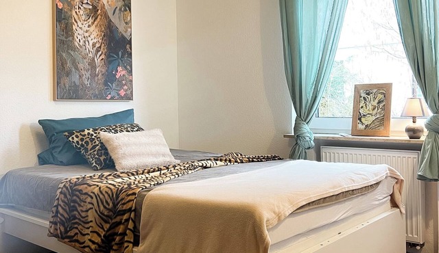 Large 3 bedroom apartment with balcony, WLAN & parking space