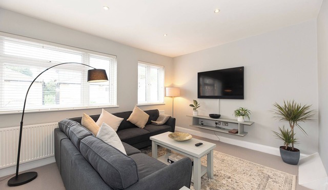 Large 3 Bedroom Apartment in Leafy Hampton Hill, Richmond