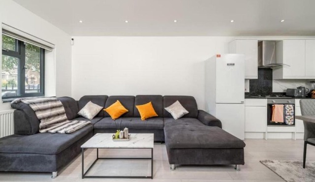 Large 3 Bedroom House in Tottenham Sleeps 9 with Parking and Wi-Fi