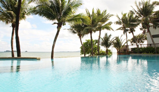 Large 3 Bedrooms, 2 Baths Beachfront Condominium with Private Beach