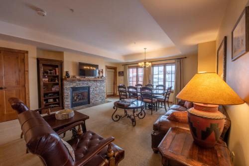 Large 3BR 4BA Condo in Mountaineer Square