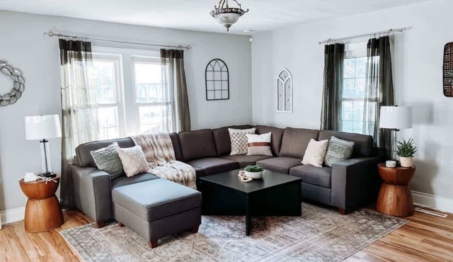 Large 4 BR -Close to Airport & IX Center -Sleeps10