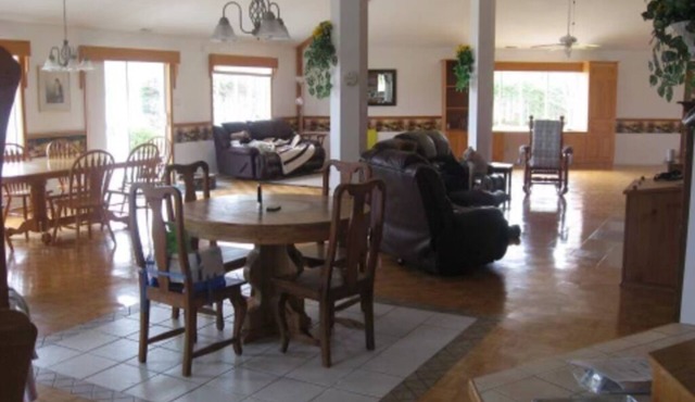Large 4-Season Waterfront Cottage. Multi-family and Pet-Friendly!