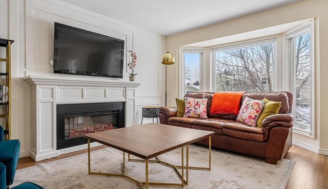 Large 4-level Split, 6 Bedrooms, 16 Beds, Nespresso, Near Fish Creek!