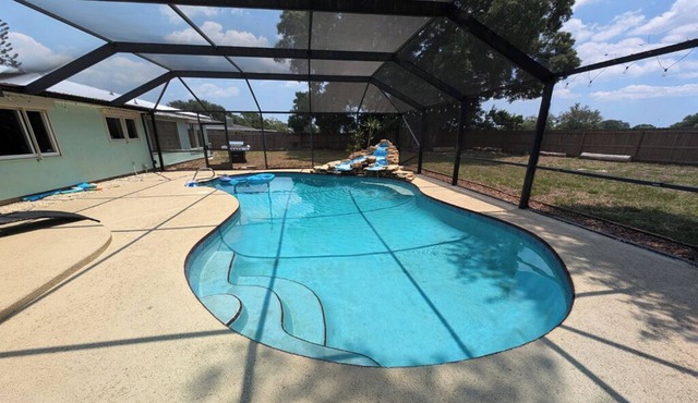 Large 4bd 2bth pool home with hot tub, waterfall feature and private back yard!
