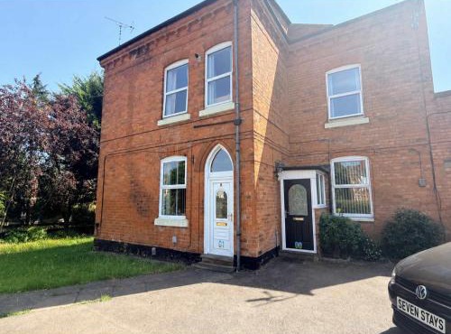 Large 5-Bed Home with 2 Baths Free Parking