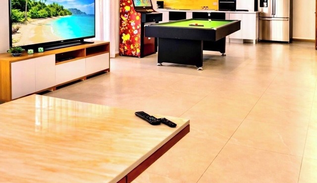 Large 5 bedroom villa with swimming pool
