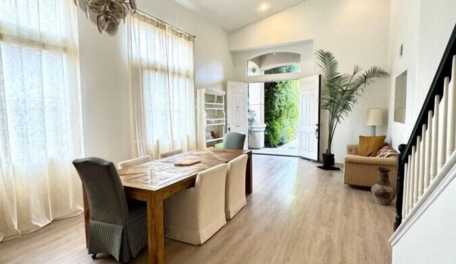 Large 5-Bedroom Home, near Beach, Mountain Views