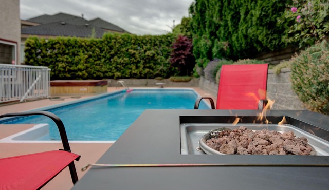Large 8 BDRM, AC, sleeps 22, pool, hot tub, pool table