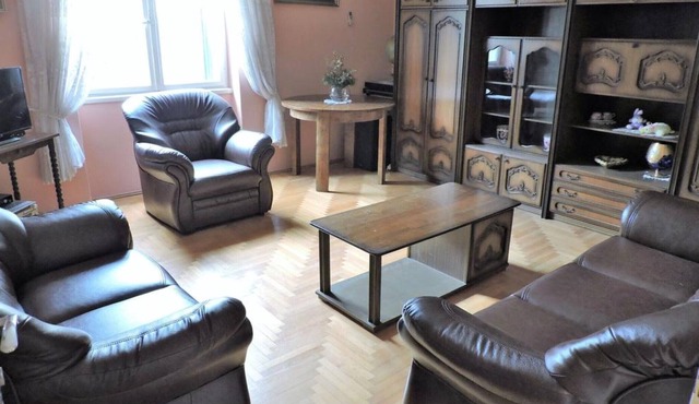 Large 95 m2 apt., 3 min walking to Bacvice beach