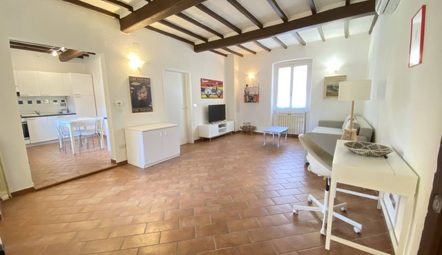 Large and bright, a short walk from the train - 15 minutes from Florence
