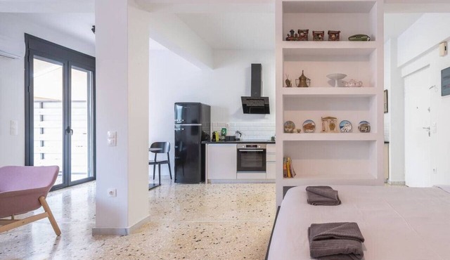 Large And Bright Studio w/Balcony In City Center