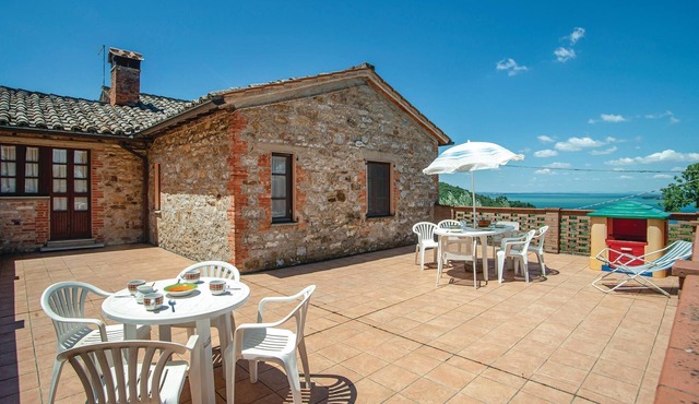 Large apartment on the first floor of an ancient and characteristic farmhouse situated on the side o