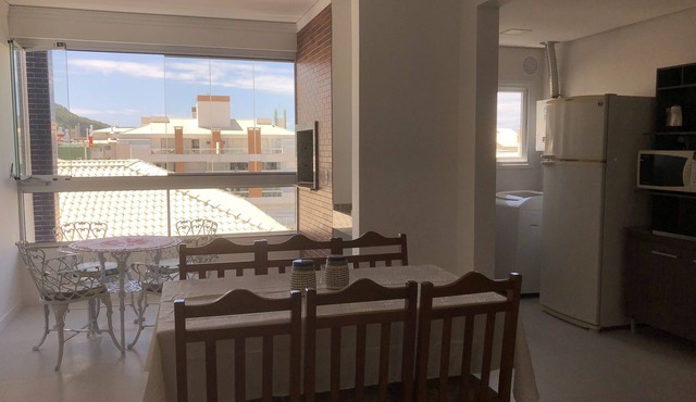 Large apartment in English, near the beach. 2 suites with air. 2 vacancies.
