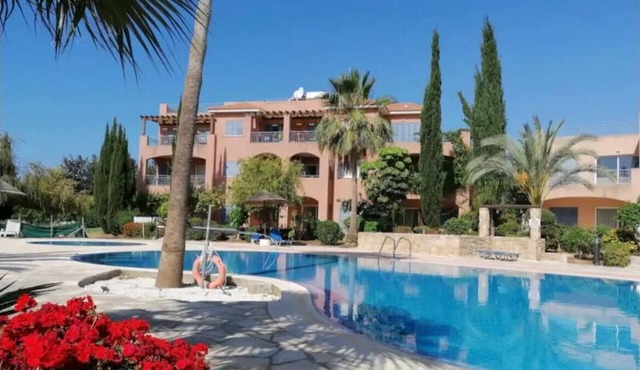 Large apartment in idyllic complex, close to the beach