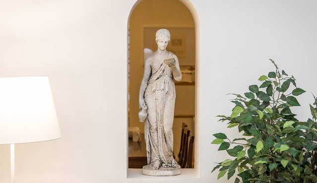 Large apartment located on Via Milazzo, a short walk from Termini Station